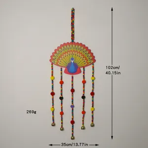 Dettaglio di scacciapensieri pavone etnico, dimensioni 102cm x 35cm e peso di 269g