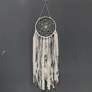 Atrapasueños bohemio de encaje blanco con plumas, decoración ideal para colgar en pared