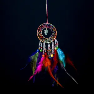 Atrapasueños colorido para coche con piedras naturales y plumas brillantes, a mano.