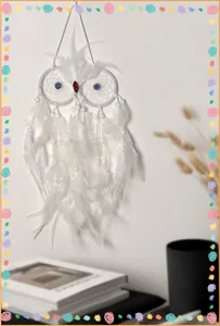 Atrapasueños de búho blanco con plumas suaves y cuentas de ojos azules decorativo.
