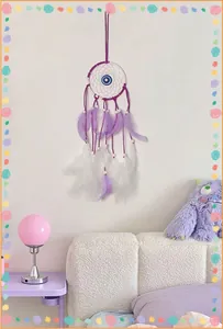 Handgefertigter Traumfänger mit lila Federn und Evil Eye Motiv für die Wanddeko