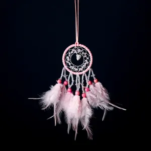 Atrapasueños rosa hecho a mano para coche con piedras naturales y plumas suaves