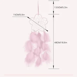 Vue détaillée de la taille du capteur de rêves fleur rose avec plumes