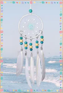 Mini atrapasueños hecho a mano con plumas blancas y cuentas turquesas decorativas