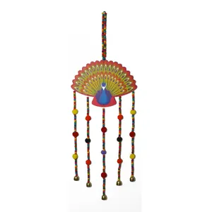Scacciapensieri pavone colorato dipinto a mano con perle etniche e campanelli dettaglio