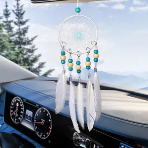 Mini atrapasueños hecho a mano para coche con plumas blancas y cuentas azules