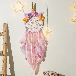 Atrapasueños de unicornio hecho a mano con plumas rosas y luces para decoración de dormitorio