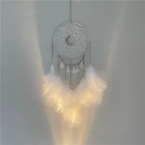 Atrapasueños blanco hecho a mano decoración de pared con luna y plumas suaves