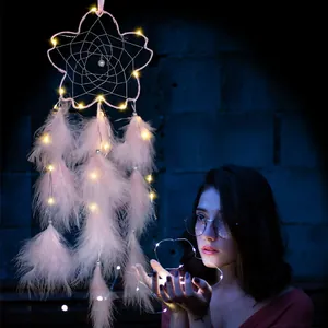 Attrape-rêves rose en forme de fleur avec plumes et guirlandes LED décoration