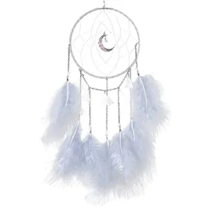 Elegante witte dromenvanger met maan hanger en zachte lichtblauwe veren wanddecoratie ornament