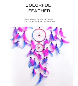 Detailansicht der bunten pink-blauen Federn an einem handgefertigten Traumfänger-Wandbehang