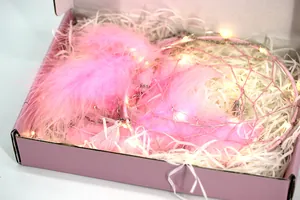 Vista detallada de atrapasueños rosa con luces led en caja de regalo elegante