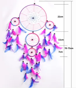 Detaillierte Maßangaben des fünfringigen Traumfängers mit rosa und blauen Federn