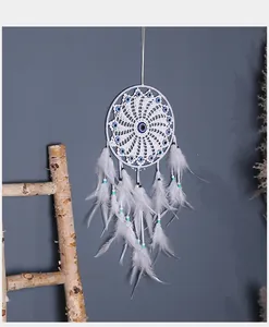 Atrapasueños ojo del diablo hecho a mano con plumas blancas y cuentas azules decoración