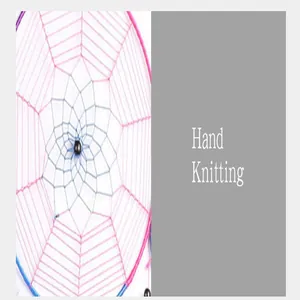 Nahaufnahme Detailansicht des handgestrickten Traumfänger-Netzes mit rosa Fäden.