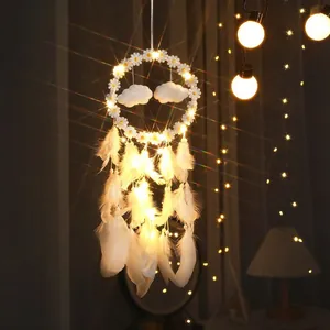 Atrapasueños de pared de plumas blancas hecho a mano con luces LED cálidas de margarita