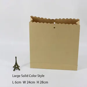 Große braune Kraftpapiertüte mit Wellenrand für Geschenkverpackungen, Detailansicht.