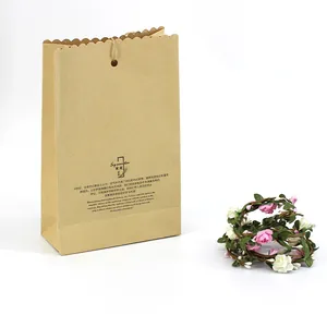 Künstlerische Geschenktüte aus Kraftpapier mit Wellenrand und Traumfänger-Zitaten