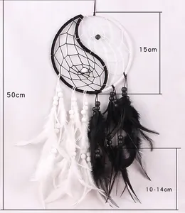 Dimensions détaillées de l'attrape-rêves Yin Yang noir et blanc avec jolies plumes