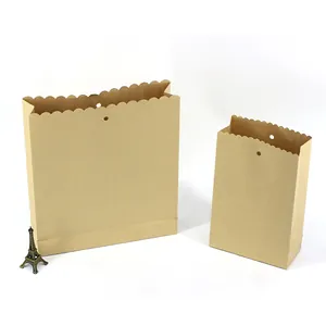 Zwei braune Kraftpapiertüten mit dekorativem Wellenrand und Stanzloch für Geschenke
