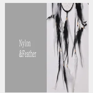 Detailansicht eines handgefertigten Traumfängers aus Nylon mit schwarz-weißen Federn