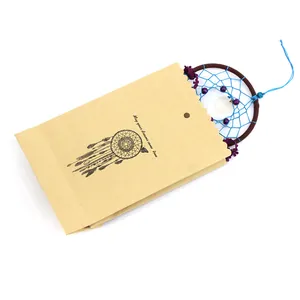 Handgefertigter blauer Traumfänger in einer Geschenk-Papiertüte aus Kraftpapier