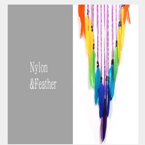 Makrodetail der Federn und Nylonschnüre des Regenbogen-Traumfängers für die Wand