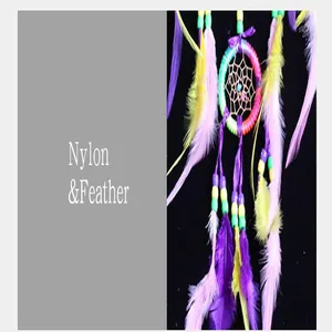 Vista dettagliata delle piume e perline dell'acchiappasogni con descrizione in nylon