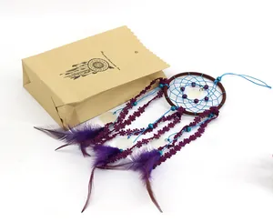 Künstlerische Geschenktüte aus Kraftpapier mit einem schönen lila Traumfänger-Set