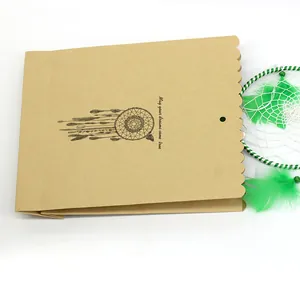 Detail des Traumfänger-Drucks und Text auf der Kraftpapiertüte für Geschenke