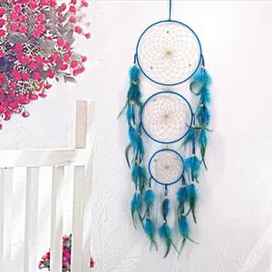 Dreifacher blauer Traumfänger mit weichen Federn für Wanddekoration im Boho-Stil.