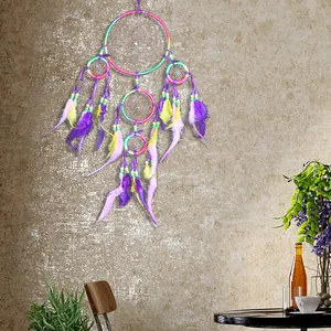 Acchiappasogni colorato a cinque anelli con piume per decorazione murale di casa