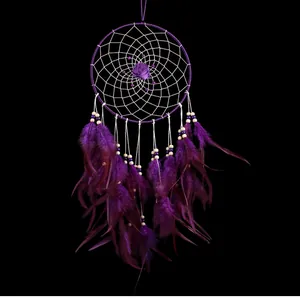 Atrapasueños morado hecho a mano con red blanca, rosa de tela y plumas fluidas