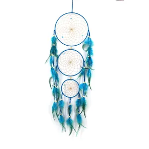 Blauer indianischer Traumfänger mit drei Ringen und Federn für die Wanddekoration.