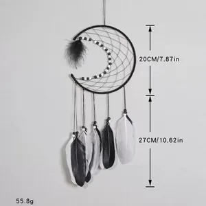 Attrape-rêves fait main en forme de croissant de lune avec plumes noires et blanches