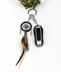 Vista detallada de un llavero atrapasueños decorativo con plumas naturales para coche