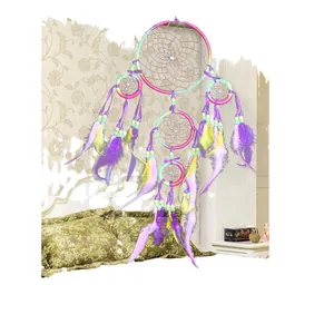 Acchiappasogni colorato a cinque anelli con piume viola e gialle per decoro parete