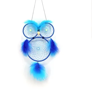 Attrape-rêves hibou fait main avec des plumes bleues vibrantes et des perles de déco