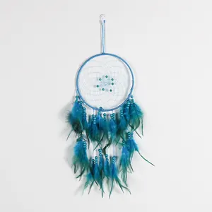 Atrapasueños azul hecho a mano con plumas turquesas para decoración de pared