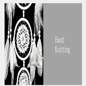 Detail der handgefertigten Strickkunst an einem kleinen weißen Traumfänger