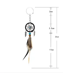 Detalle del llavero atrapasueños que muestra la longitud de 25 cm y las plumas