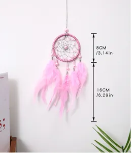 Especificaciones detalladas de tamaño de un atrapasueños rosa hecho a mano con plumas