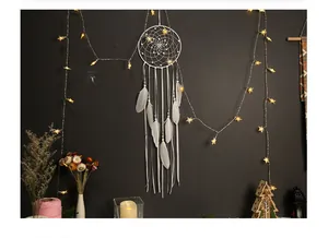 Élégant attrape-rêves blanc fait main pour une décoration murale chaleureuse.