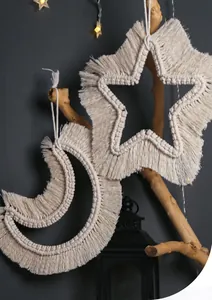 Detalle de decoración de pared bohemia de macramé hecho a mano con estrella y luna