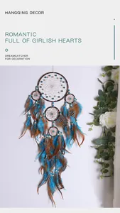 Gedetailleerd overzicht van een retro dromenvanger met vijf ringen en blauwe veren.