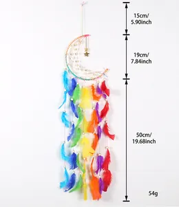 Atrapasueños de luna arcoíris con plumas de colores y detalle de las dimensiones