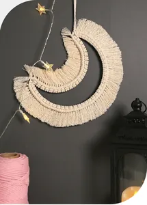 Detalle de decoración de pared boho de macramé tejido a mano en forma de luna