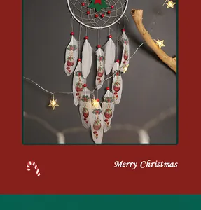 Detailansicht des Weihnachts-Traumfängers mit bedruckten Federn und Sternenlichtern.