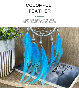 Detalle de primer plano de un atrapasueños de plumas azules para decorar casa o coche