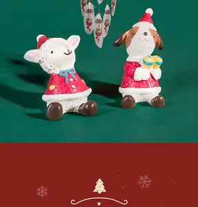 Detailansicht von niedlichen Weihnachtsfiguren Lamm und Hund mit festlichen Federn